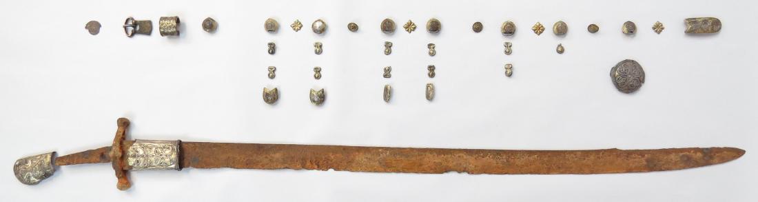 A RARE ANCIENT HUNGARIAN SWORD (1 of 12)