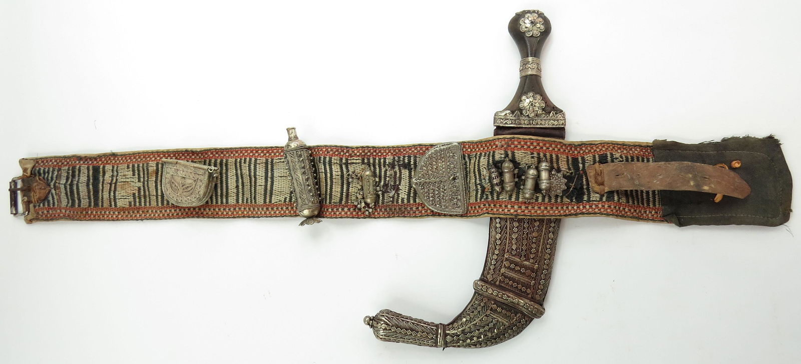 AN ARAB KHANJAR DAGGER (1 of 3)