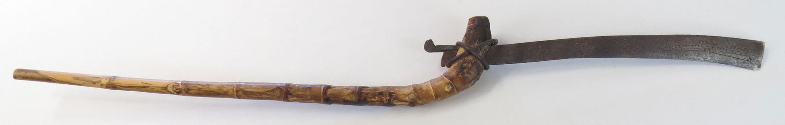 A RARE SOUTHEAST ASIAN MAK KNIFE (1 of 4)