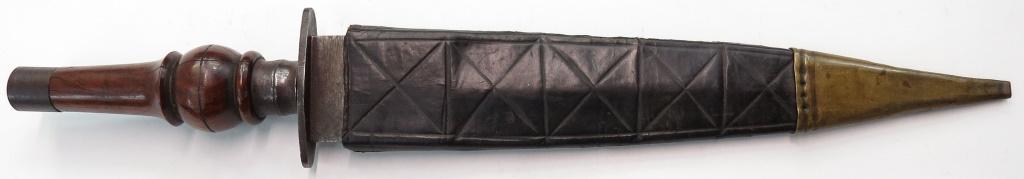 A SPANISH PLUG BAYONET DAGGER: An earlier than average example of robust construction, with oval iron guard, ferrule and pommel and characteristic turned wooden grip. The broad, double-edged blade with pronounced central ridge and 