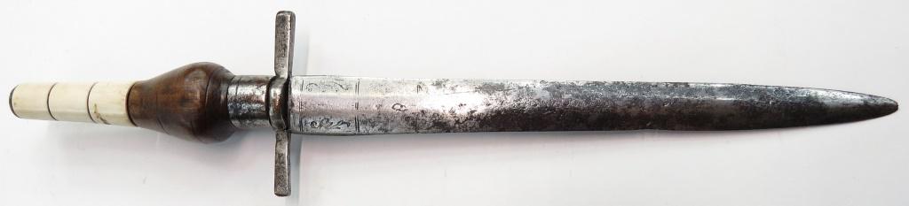 A SPANISH PLUG BAYONET DAGGER: With iron guard, ferrule and pommel cap and turned wood and bone grip. The double-edged blade with central ridge. 18th-19th century. Overall wear. Overall length 34cm. Condition III