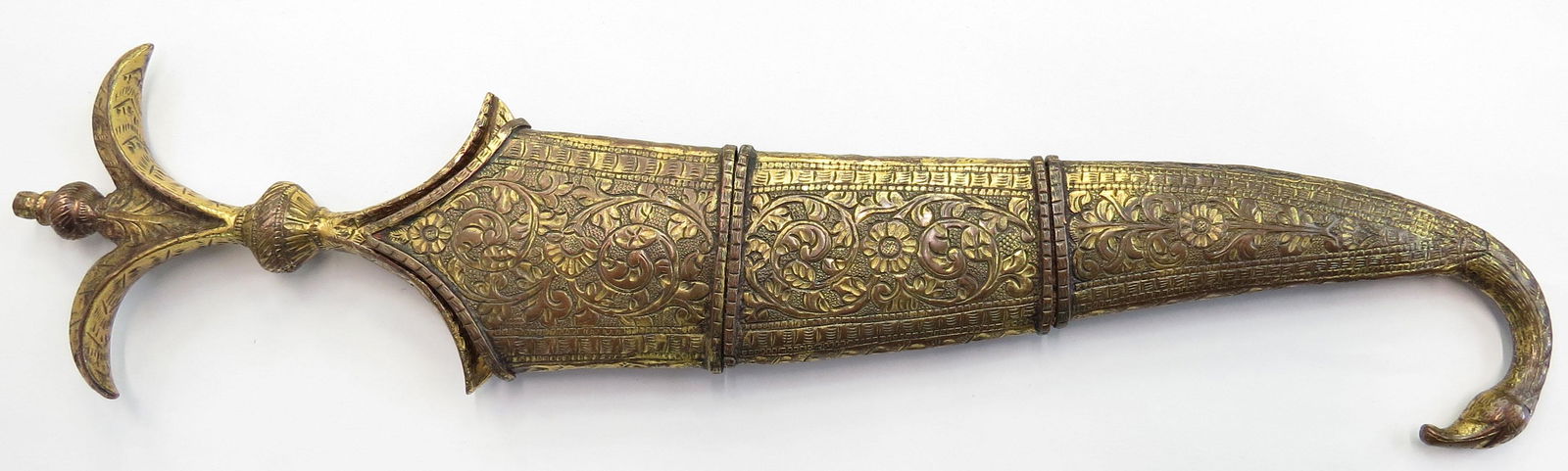 AN INDIAN CHILANUM DAGGER (1 of 4)
