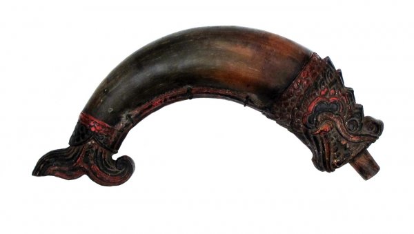 AN INDONESIAN POWDERHORN: The horn body fitted with elaborately carved wooden mounts in the form of a fish, finely detailed and polychromed. A rare type. First half of the 19th century. Overall length 31 cm. Condition I