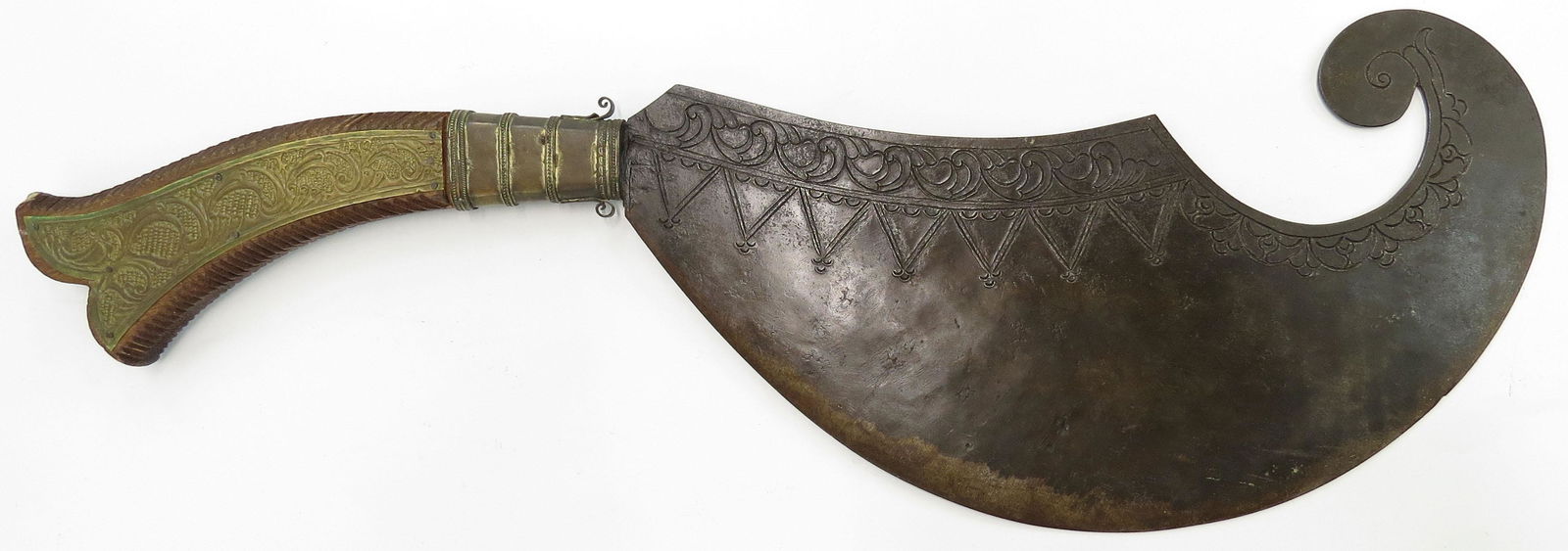 A MORO PANABAS PROCESSIONAL SWORD (1 of 4)