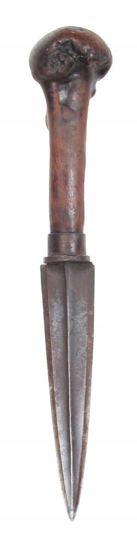 A SOUTH AFRICAN DAGGER: With rootwood grip and iron ferrule. The handforged, double-edged blade with pronounced central ridge and chamfered edges. Late 19th century.Probably a Boer weapon.Overall length 27.5 cm. Condition I