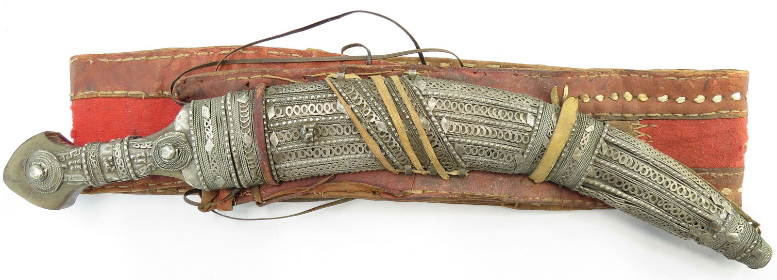 AN ARAB KHANJAR DAGGER (1 of 4)