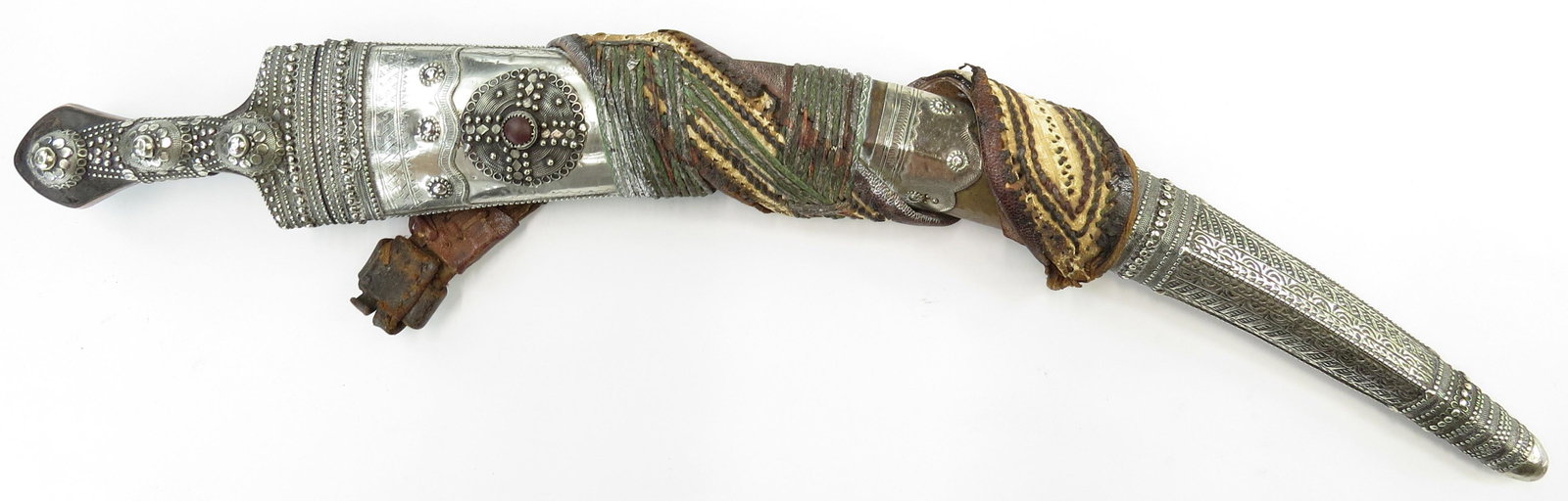 AN ARAB KHANJAR DAGGER (1 of 5)