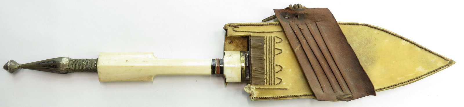 A RARE SUDANESE DAGGER (1 of 4)