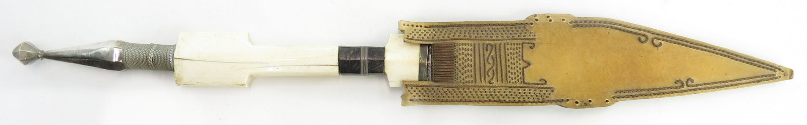 A RARE SUDANESE DAGGER (1 of 4)