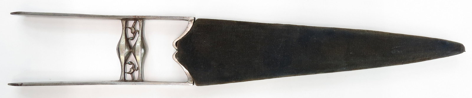 AN INDIAN KATAR DAGGER (1 of 8)