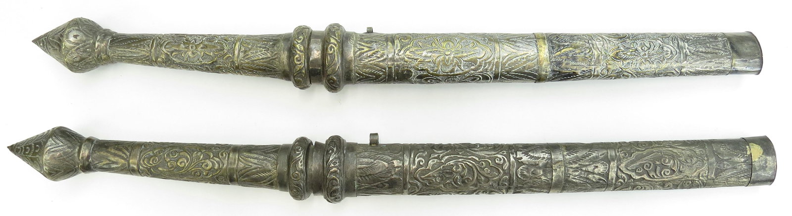A PAIR OF BURMESE DHA DAGGERS (1 of 5)