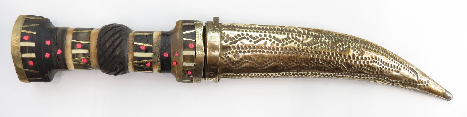 A SYRIAN MAGDALI DAGGER (1 of 4)