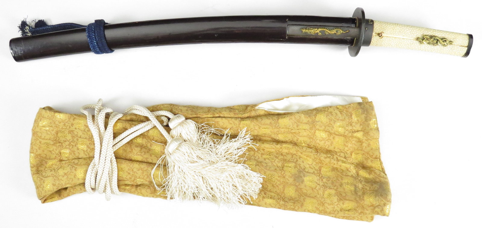 A JAPANESE SAMURAI WAKIZASHI SWORD: An Edo era wakizashi, with koshirae comprising a horn kashira and koiguchi and fine shakudo fuchi inlaid with a gold dragon, the tsuka covered in white same and set with gilt dragon menuki. With simpl