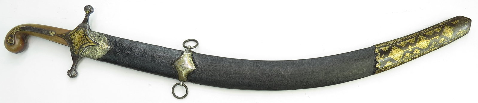 A FINE RARE OTTOMAN PALA KILIC SWORD: A fine example, the hilt with rhino horn grips and applied steel grip plates, tangband and guard all elegantly and elaborately inlaid with gold. The fine broad, deeply-curved blade wrought of superb P