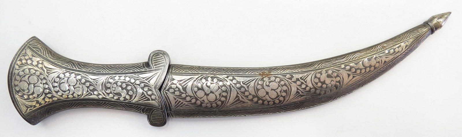 AN INDIAN KHANJAR DAGGER: Of classic form, the grip with rounded pommel, finely inlaid with scrolling vegetal motifs. The broad, double-edged blade of pattern-welded damascus steel with silver inlay decoration. In its steel an
