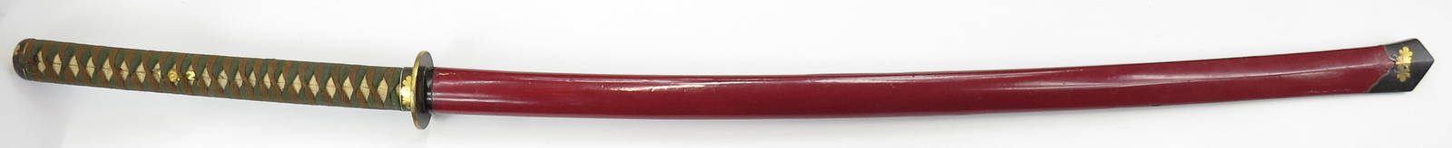 A RARE JAPANESE KINNOTO KATANA SWORD: The massive kinnoto was popular with those samurai who supported the return to power of Emperor Komei, as opposed to those who continued to support the Shogun Yoshinobu. It was used primarily on the f