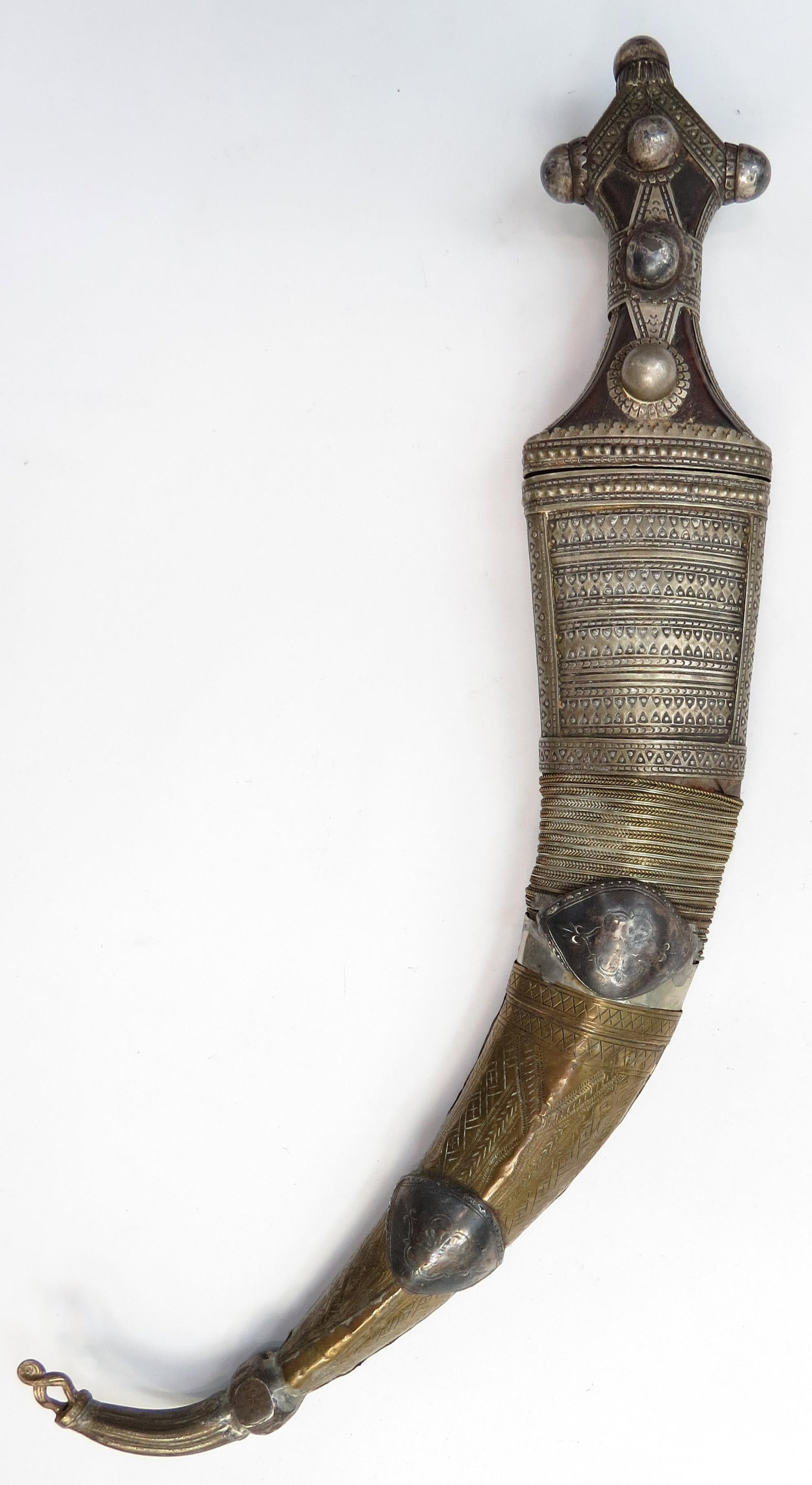 AN ARAB KHANJAR DAGGER (1 of 5)