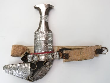 A RARE OMANI KHANJAR DAGGER WITH BELT