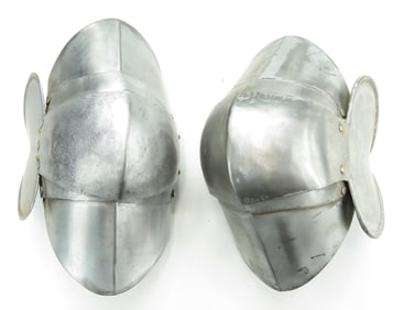 A PAIR OF ARMOR KNEECOPS