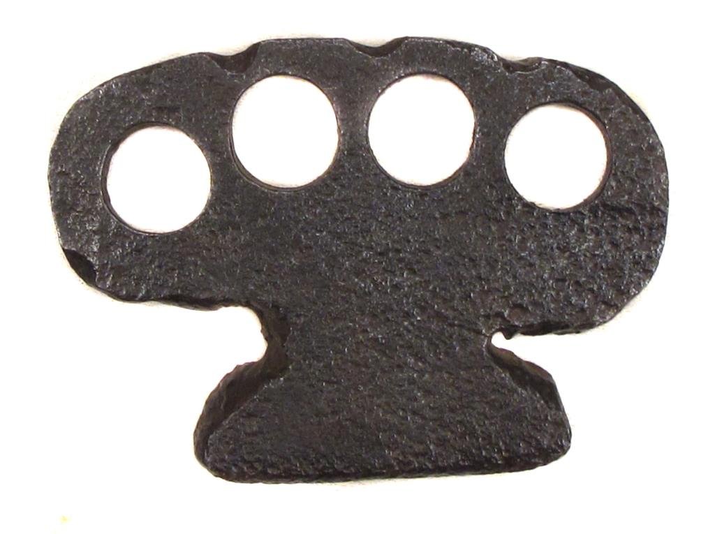 AN AMERICAN KNUCKLE DUSTER: Blacksmith work, formed of a thick iron plate.First half of the 19th century.Overall length 11.1 cm. Condition II