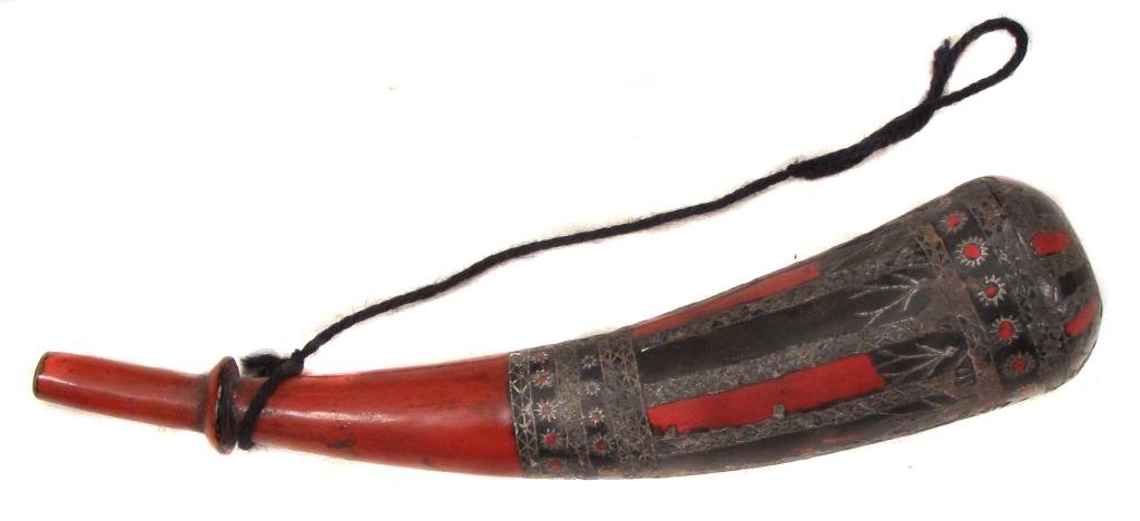 AN EAST ASIAN POWDER HORN: Likely Taiwanese, of carved horn, with lacquered panels and geometrical motifs inlaid in soft metal.Mid-19th century.Overall length 24.3 cm. Condition II