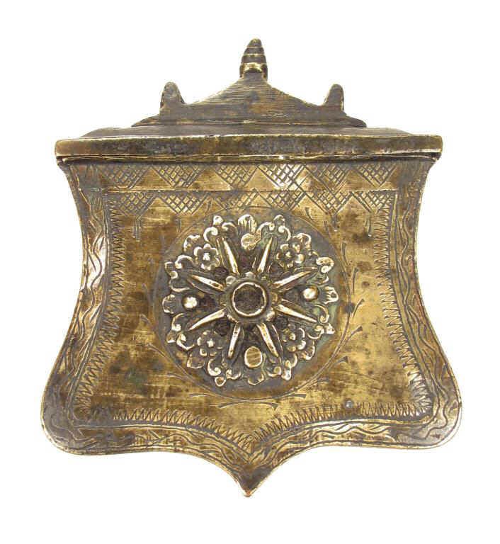 AN OTTOMAN PALASKA CARTRIDGE BOX: Shield-shaped, construction with engraved motifs overall and applied rosette to the center.With belt loop to the reverse.First quarter of the 19th century.Worn.Height 13 cm. Condition II