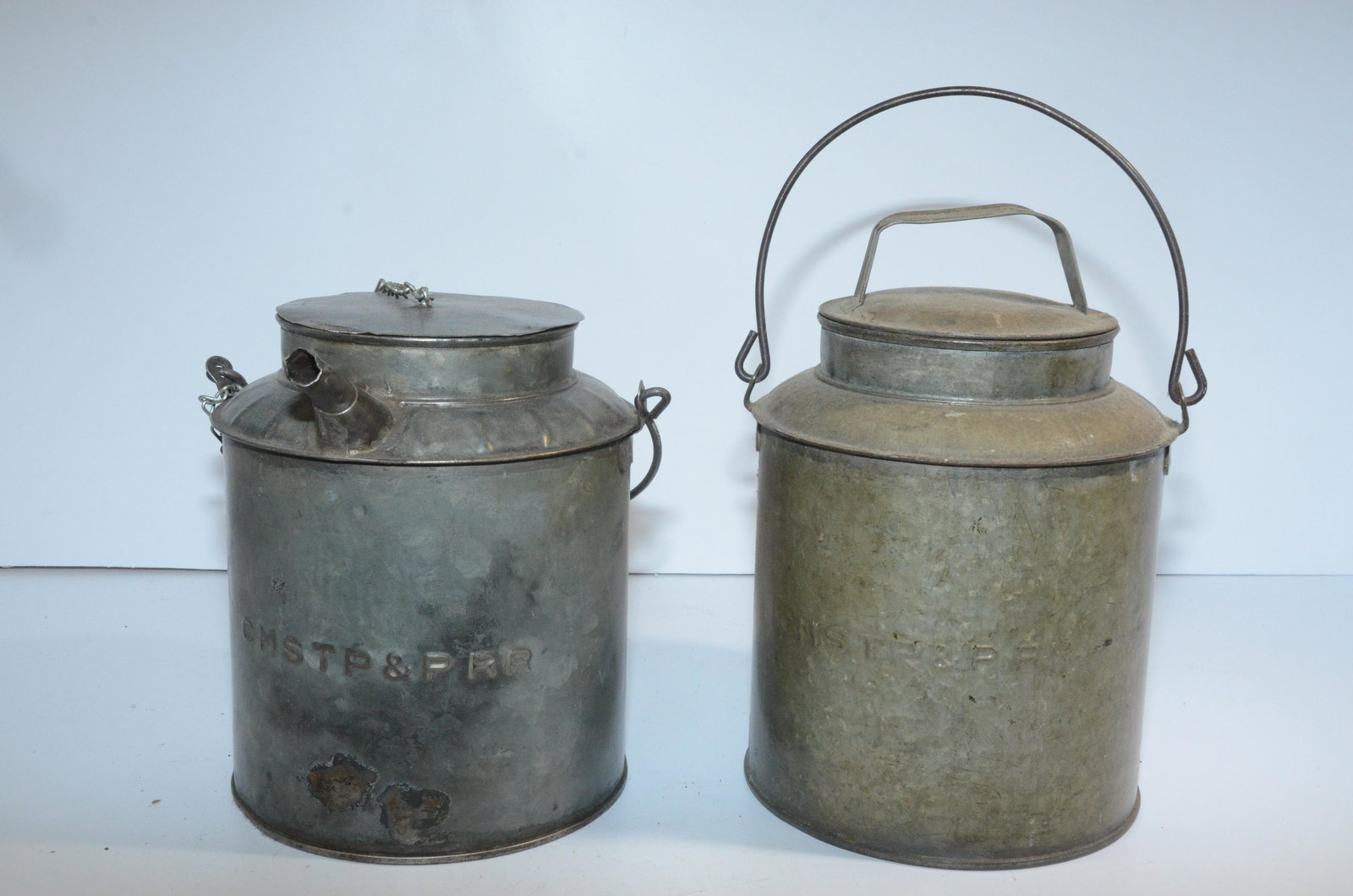 Two Milwaukee Road RR One Gallon Cans (1 of 4)