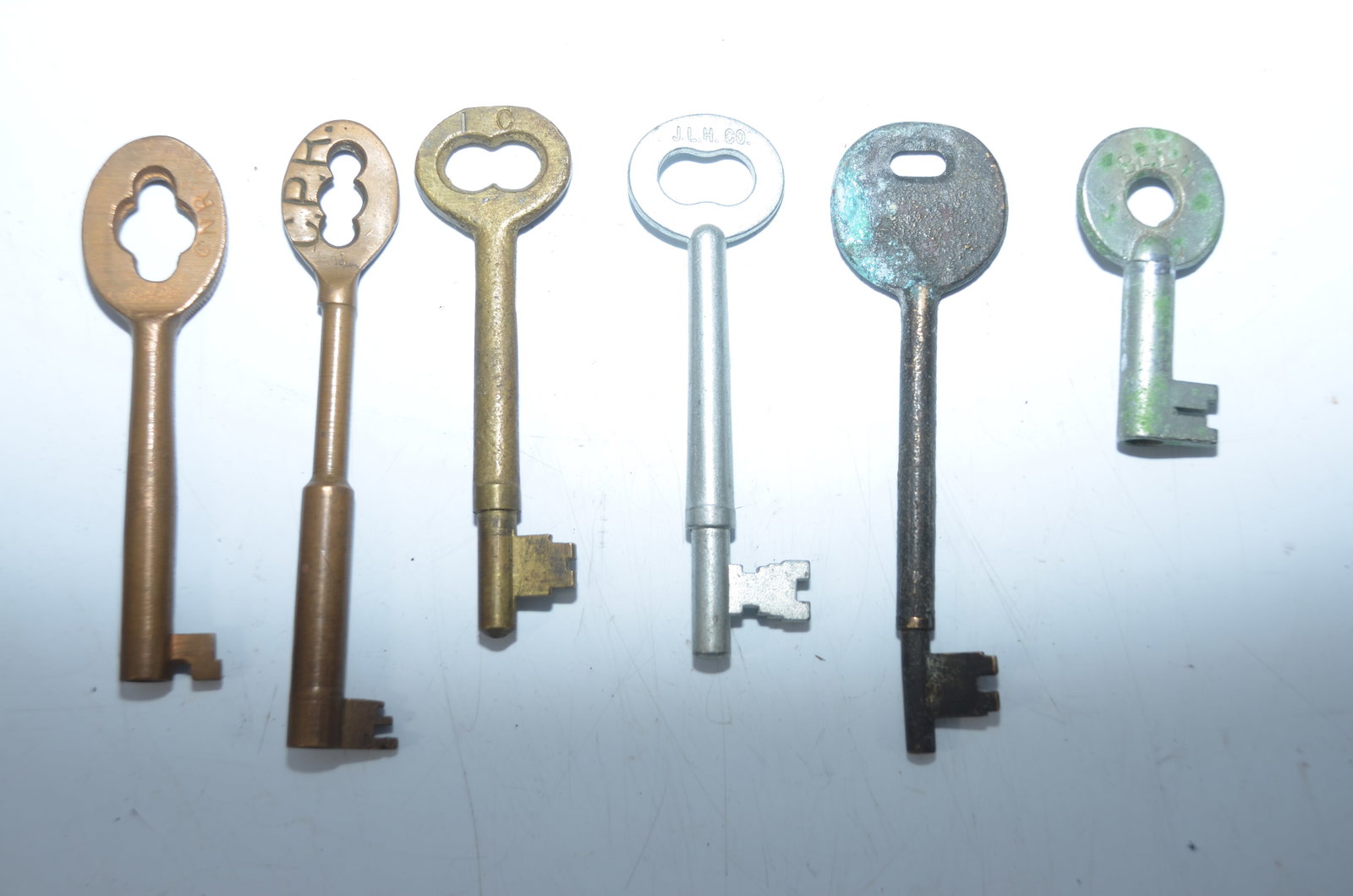 Five Caboose/Coach Keys and One Steel BELT Switch Key (1 of 2)