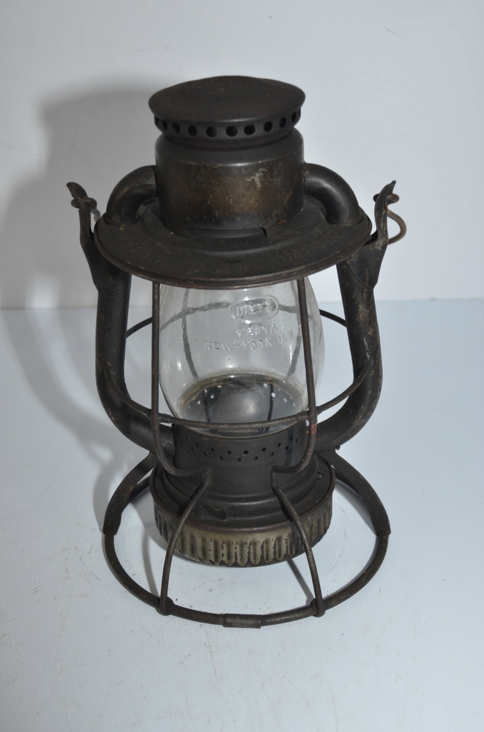Boston and Maine RR Dietz Vesta Switchmans Lantern: This is a Boston and Maine Railroad Dietz Vesta switchmans lantern. Cast with BOSTON & MAINE on the rim, the globe is a clear cast Corning CNX Dietz Vesta globe. Complete with burner and fount.
