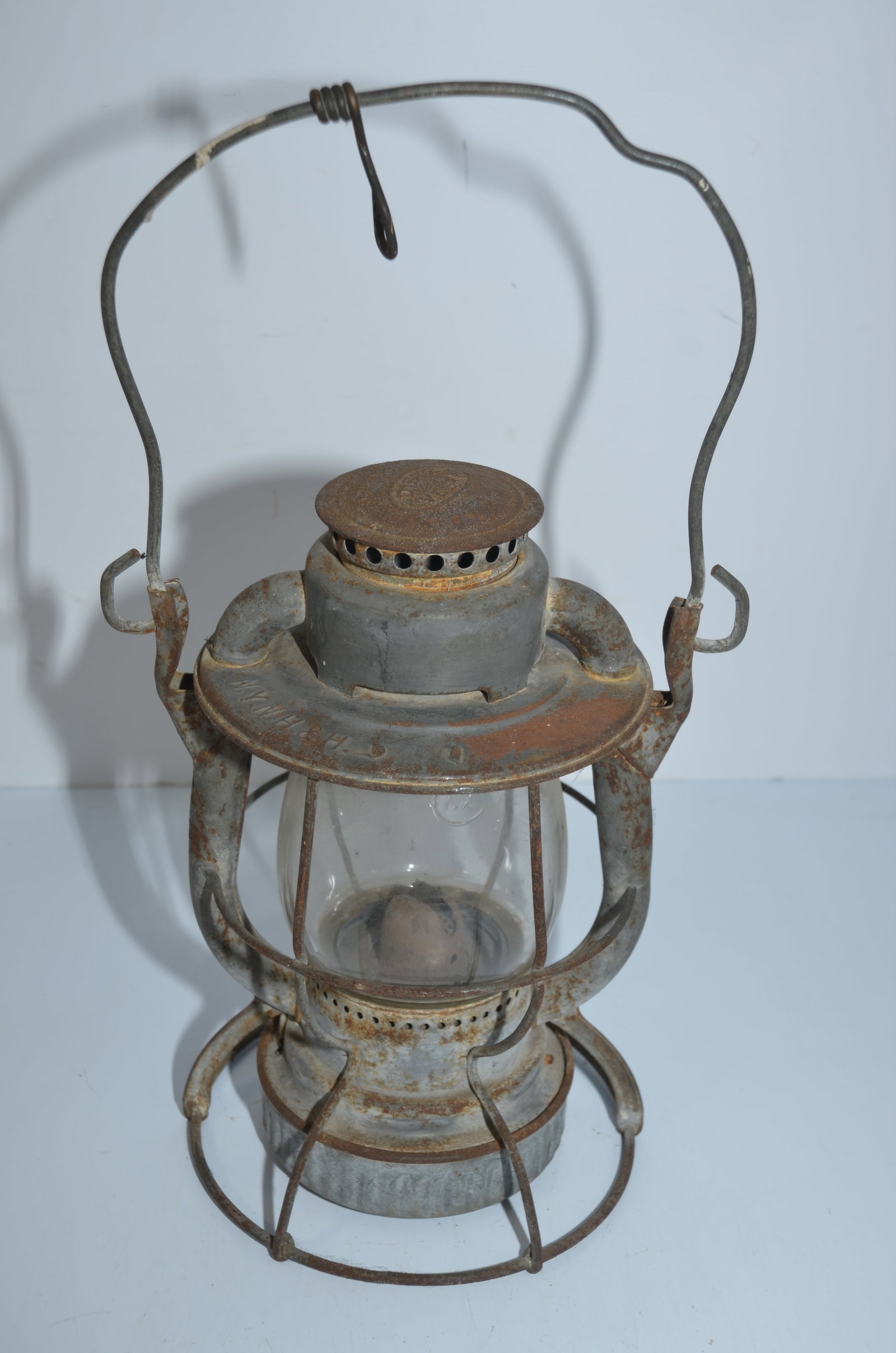 New York New Haven and Hartford RR Dietz Vesta Switchmans Lantern: This is a New York New Haven and Hartford Railroad switchmans lantern. Cast with N.Y.N.H. & H. on the rim. Clear cast Corning CNX/DIETZ VESTA globe. Correct burner and fount.