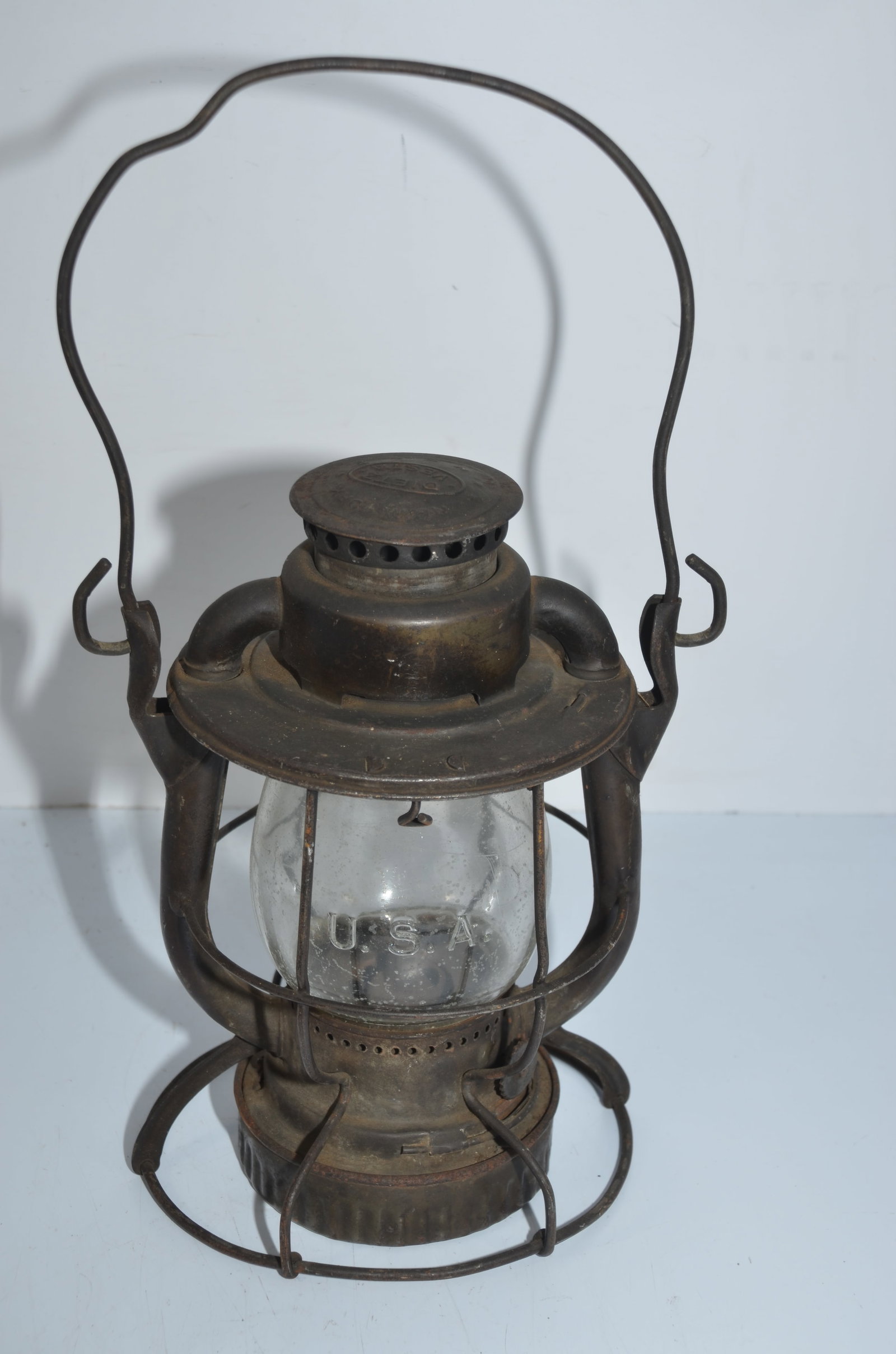 New York New Haven and Hartford RR Dietz Vesta Switchmans Lantern: This is a New York New Haven and Hartford Railroad Dietz Vesta switchmans lantern. Cast with N.Y.N.H. & H. on the rim. Clear cast globe with U.S.A. cast on the globe. Correct burner and fount. Dent in