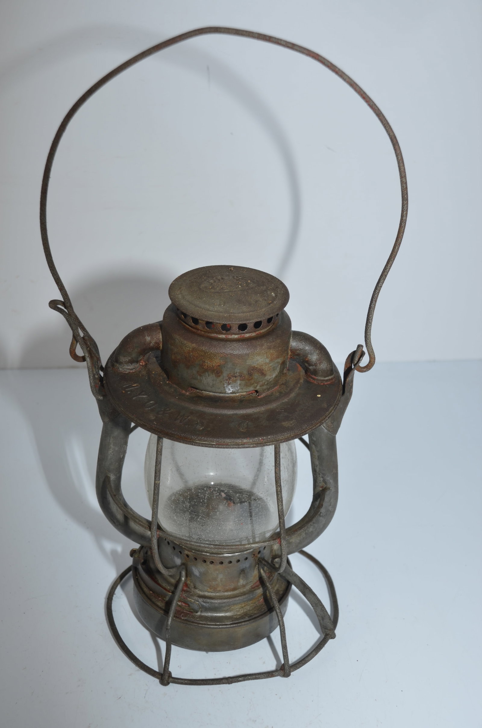 New York Ontario and Western RR Dietz Vesta Switchmans Lantern: This is a New York Ontario and Western Railroad Dietz Vesta switchmans lantern. Cast with N.Y.O & W. on the rim, it has a clear cast globe that is cast with U.S.A. on the front. Correct burner and fou