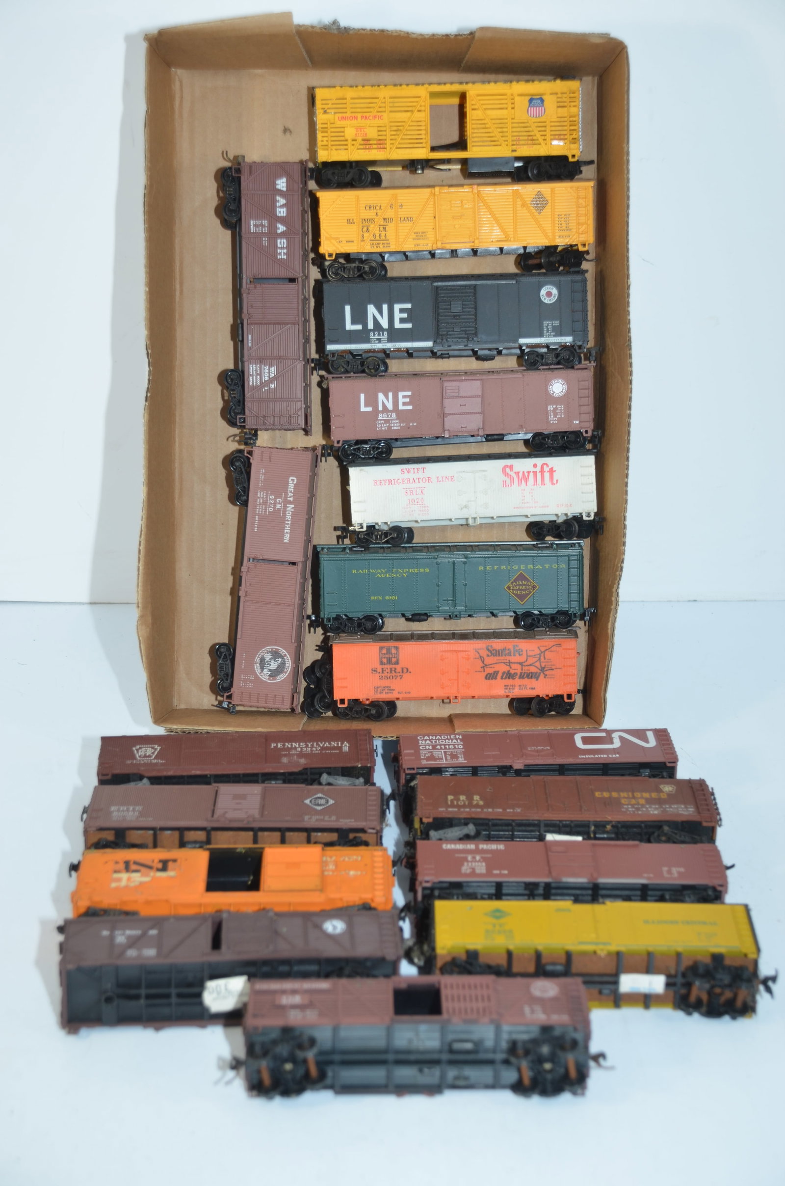Eighteen 40 Foot Box, Refrigerator, and Cattle Cars-HO Scale (1 of 3)