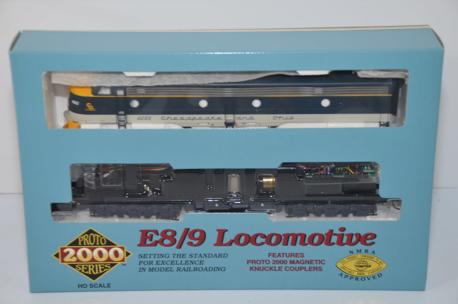 Chesapeake and Ohio RR Life-Like Proto 2000 E8/9 DC Diesel Loco #4022-HO Scale: This is a Chesapeake and Ohio Railroad Life-Like Proto 2000 E8/9 DC diesel locomotive #4022 in HO scale. The shell snaps on to the drive system easily. It has been tested and will need servicing to ru