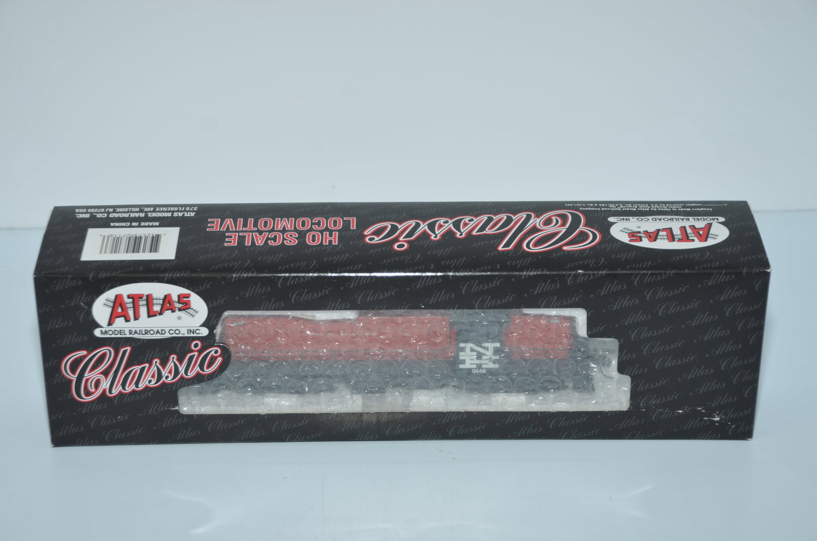New Haven RR Atlas Classic Alco RS-1 DC Diesel Locomotive #0668-HO Scale: This is a New Haven Railroad Atlas Classic Alco RS-1 DC diesel locomotive in HO scale. Tested and runs well! Locomotive number 0668.