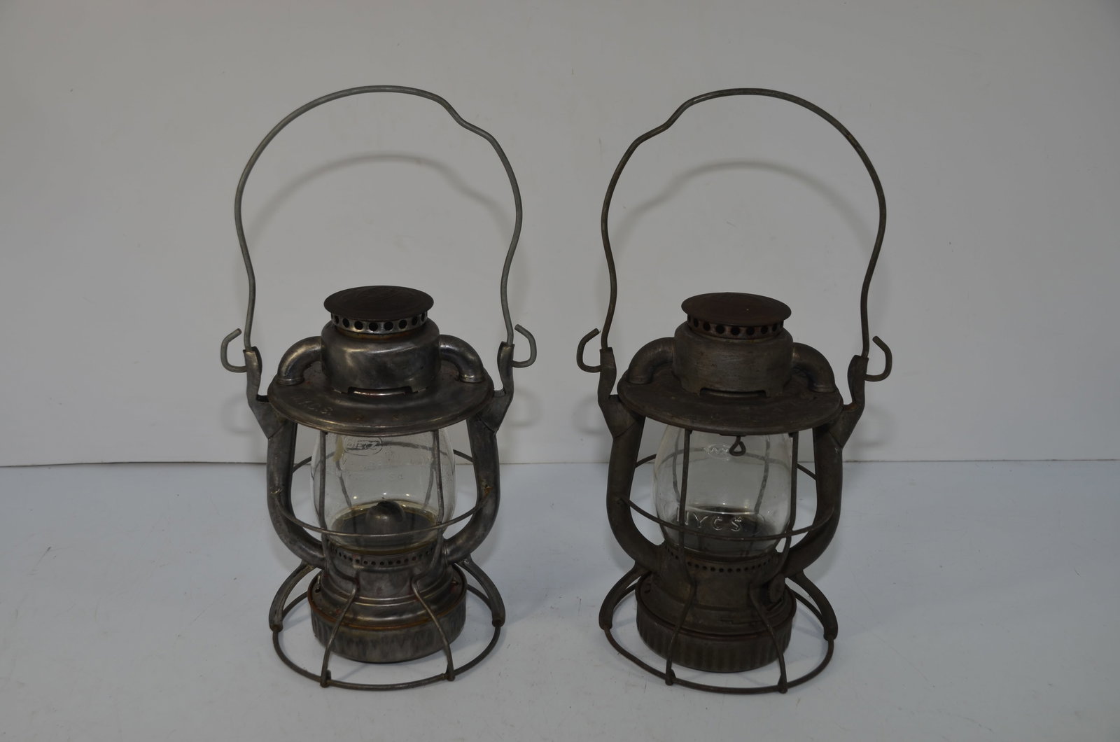 Two New York Central RR Dietz Vesta Cast Globe Switchmans Lanterns (1 of 15)