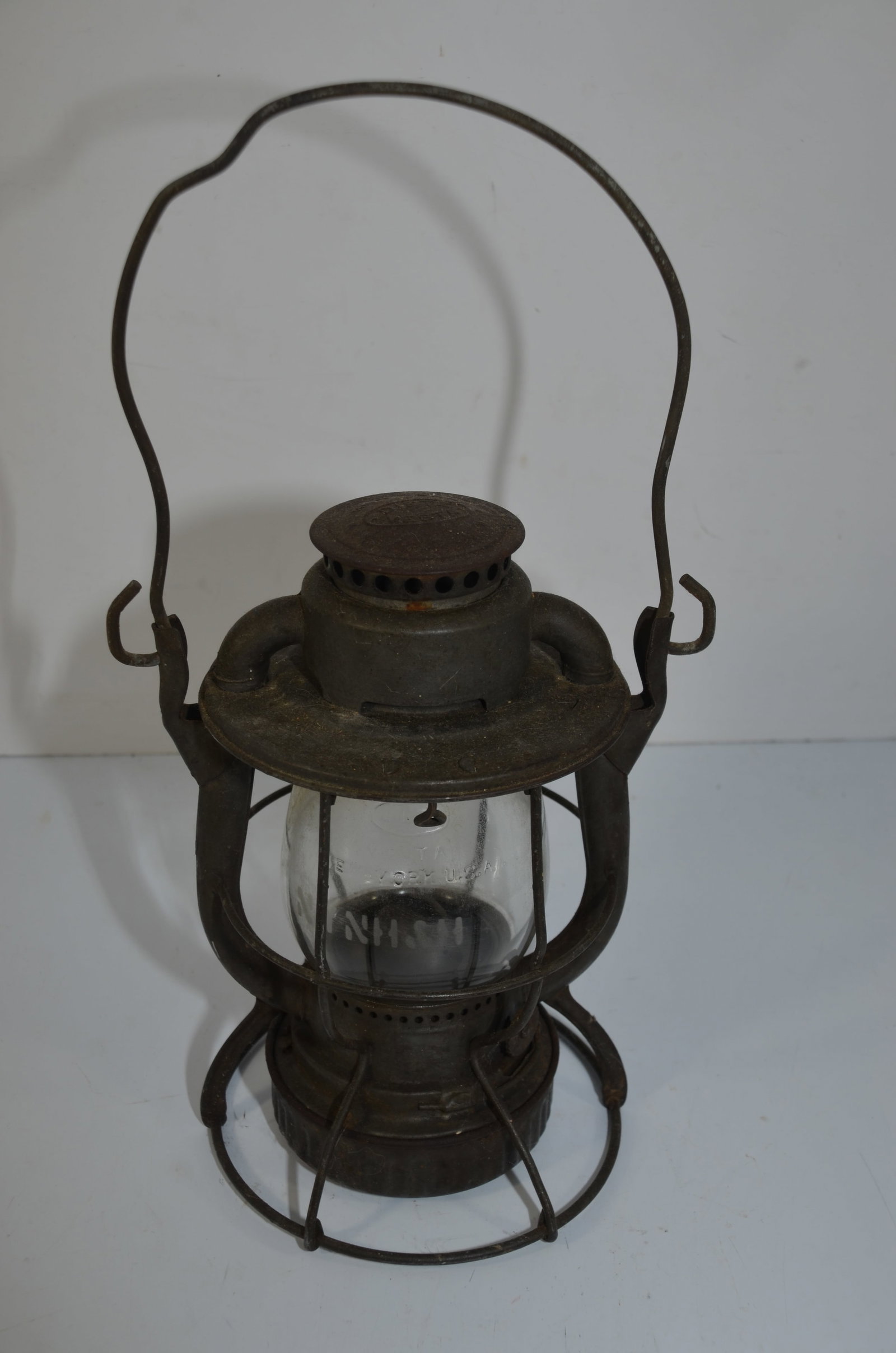 New York New Haven and Hartford RR Dietz Vesta Switchmans Lantern: This is a New York New Haven and Hartford Railroad Dietz Vesta switchmans lantern. Patents on rim of 1928 through 1945. Clear Corning CNX globe etched with NYNH&H. Correct Dietz burner and twist off f