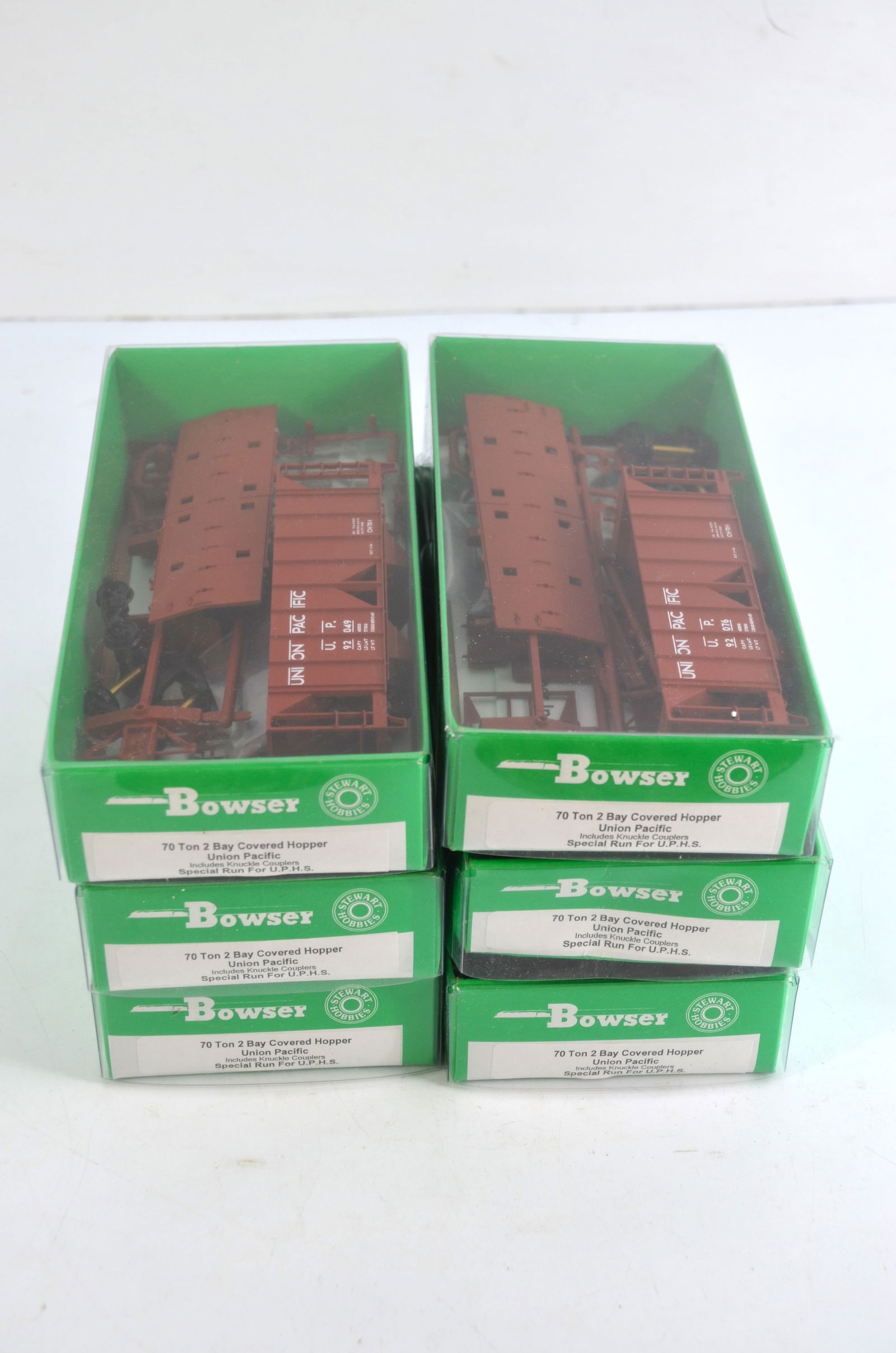 6-Pack of Union Pacific RR 2 Bay Covered Hoppers-Bowser-HO Scale-New in Box (1 of 2)