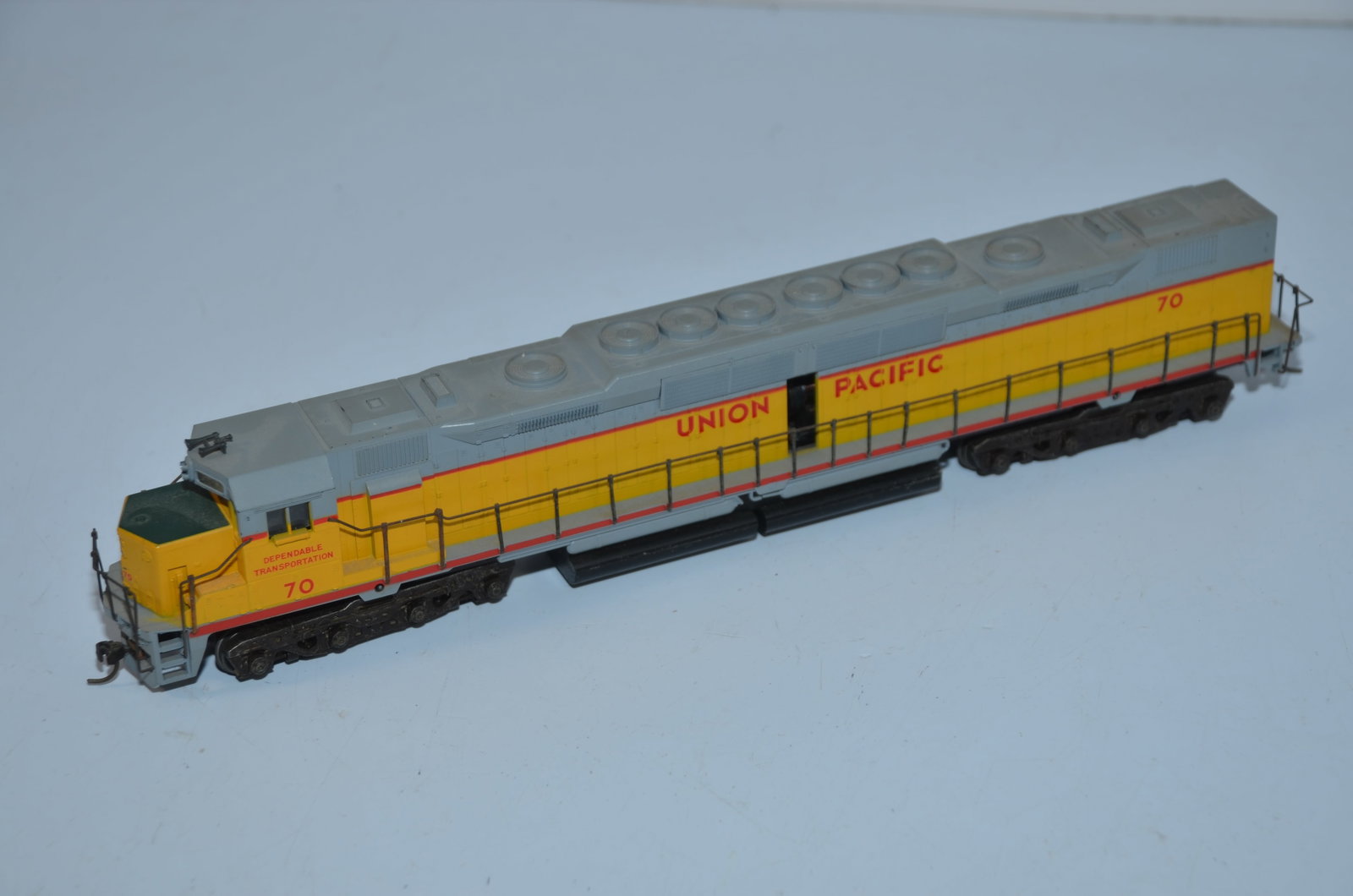 Union Pacific RR Athearn DD40 DC Diesel Locomotive #70-HO Scale: This is a Union Pacific Railroad Athearn DD40 DC diesel locomotive #70 in HO scale. Tested and runs well! Rare, hard to find locomotive that is always in high demand!