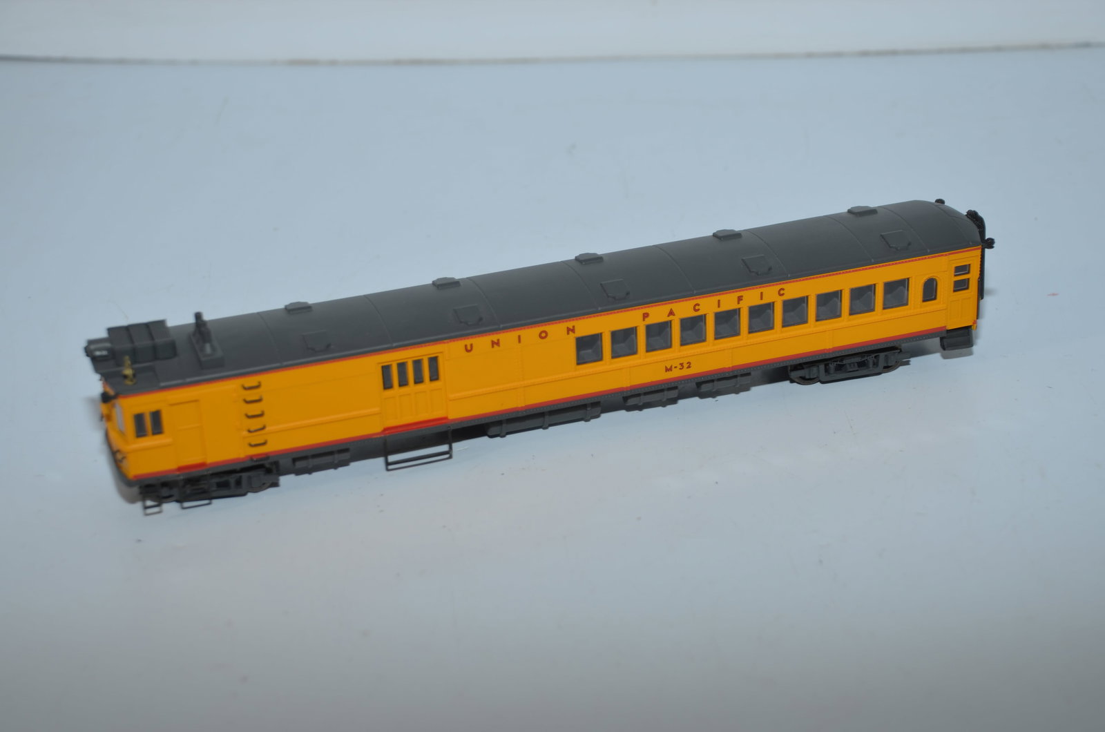 Union Pacific RR Bachmann Spectrum DC EMC Gas Electric Doodlebug #M-32-HO Scale (1 of 4)