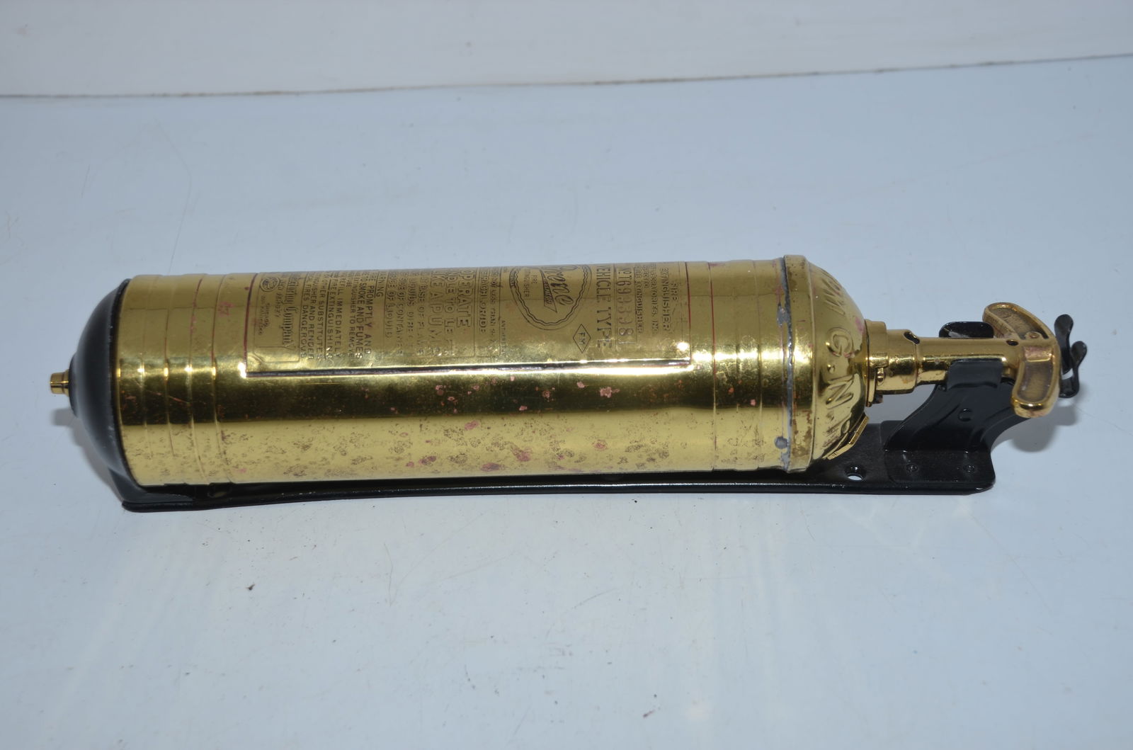 Great Northern RY Fire Extinguisher and Mounting Bracket (1 of 6)