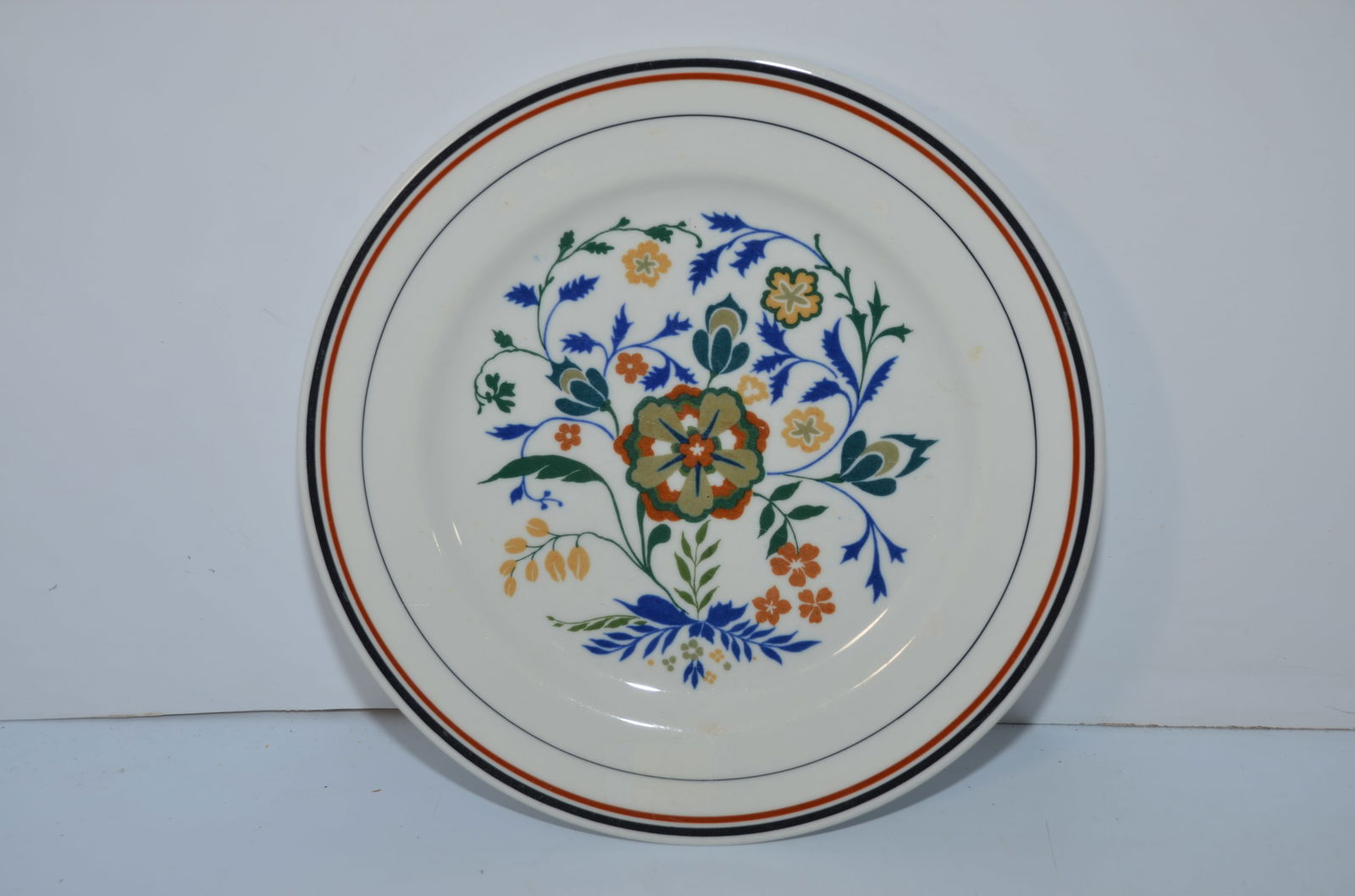 Great Northern RY Glacier Pattern Dinner Plate: This is a Great Northern Railway GLACIER pattern dinner plate. Measures 9.75 inches in diameter. Nice original condition with no chips or cracks. Backstamped O.P. CO. SYRACUSE CHINA and GREAT NORTHERN