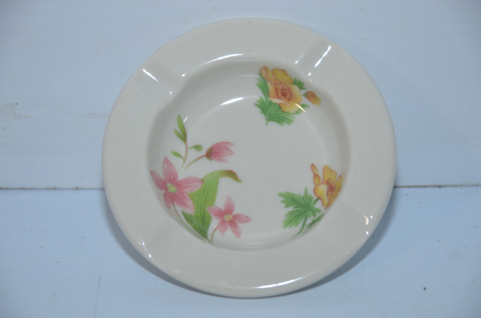 Great Northern RY Mountains and Flowers Pattern Ash Tray: This is a Great Northern Railway MOUNTAINS AND FLOWERS pattern ash tray. Measures 4 inches in diameter. Nice original condition with no chips or cracks. Backstamped SYRACUSE CHINA and GREAT NORTHERN R