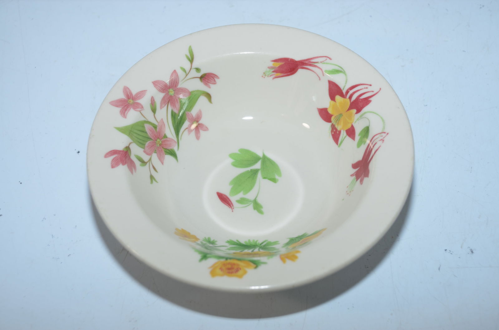 Great Northern RY Mountains and Flowers Pattern Soup Bowl: This is a Great Northern Railway MOUNTAINS AND FLOWERS pattern soup bowl. Measures 6.25 inches in diameter. Nice original condition with no chips or cracks. Backstamped SYRACUSE CHINA and GREAT NORTHE