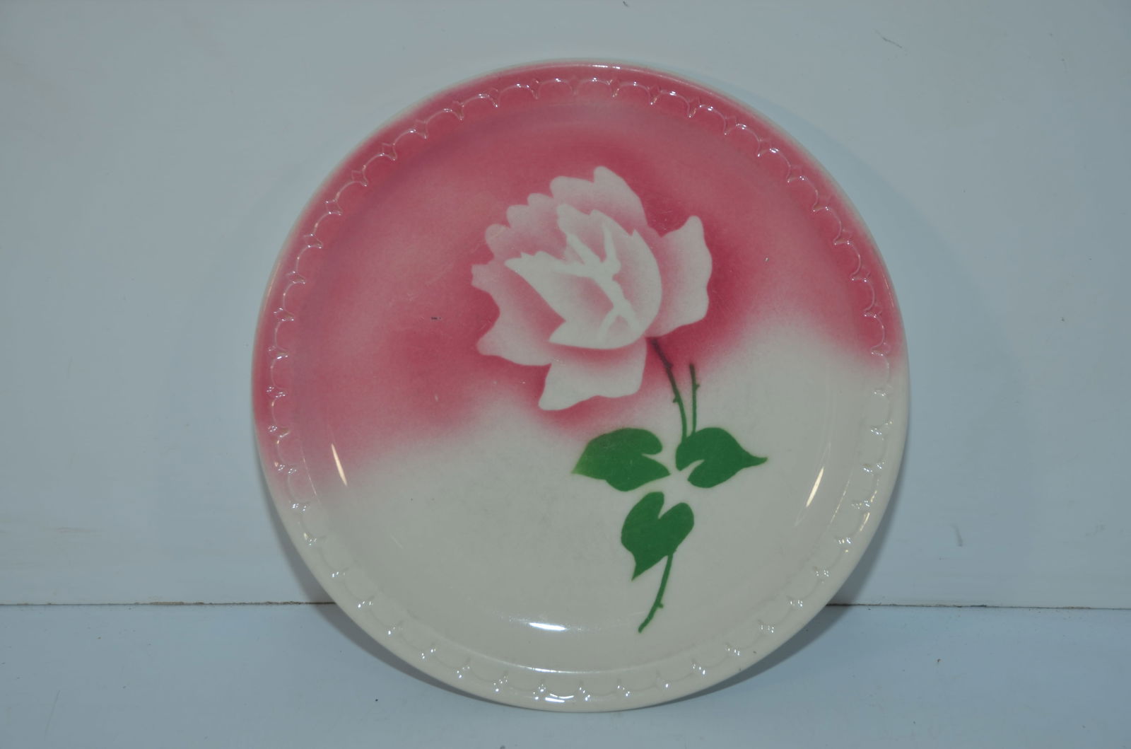 Great Northern RY Spokane Pattern Dinner Plate: This is a Great Northern Railway SPOKANE pattern dinner plate. Measures 9 inches in diameter. Syracuse China backstamp. Nice used condition with no chips or cracks.