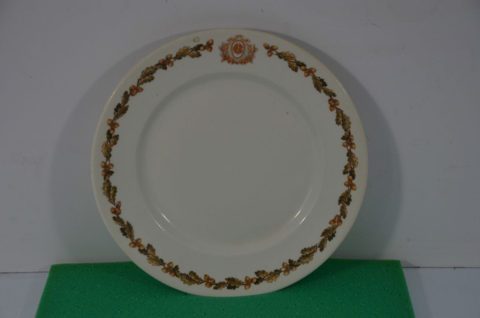 Union News Company Shield Pattern Dinner Plate (1 of 4)
