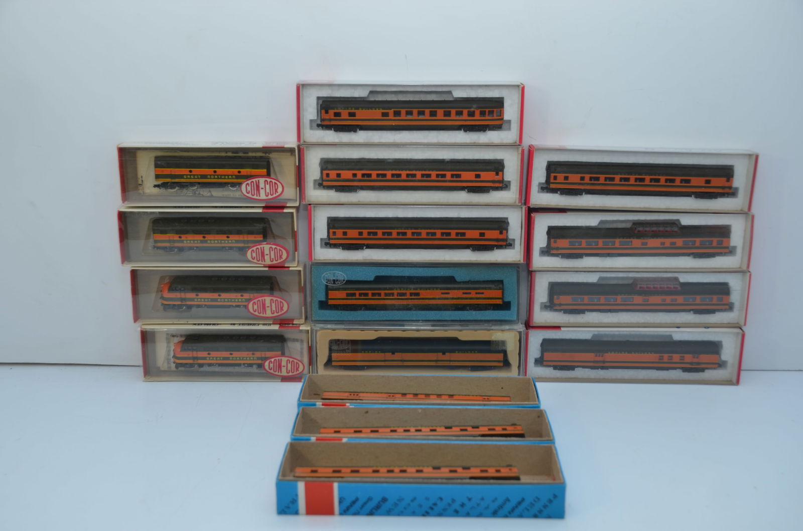 Great Northern RR Empire Builder N Scale 16 Unit Passenger Train Set-Con Cor Models (1 of 5)
