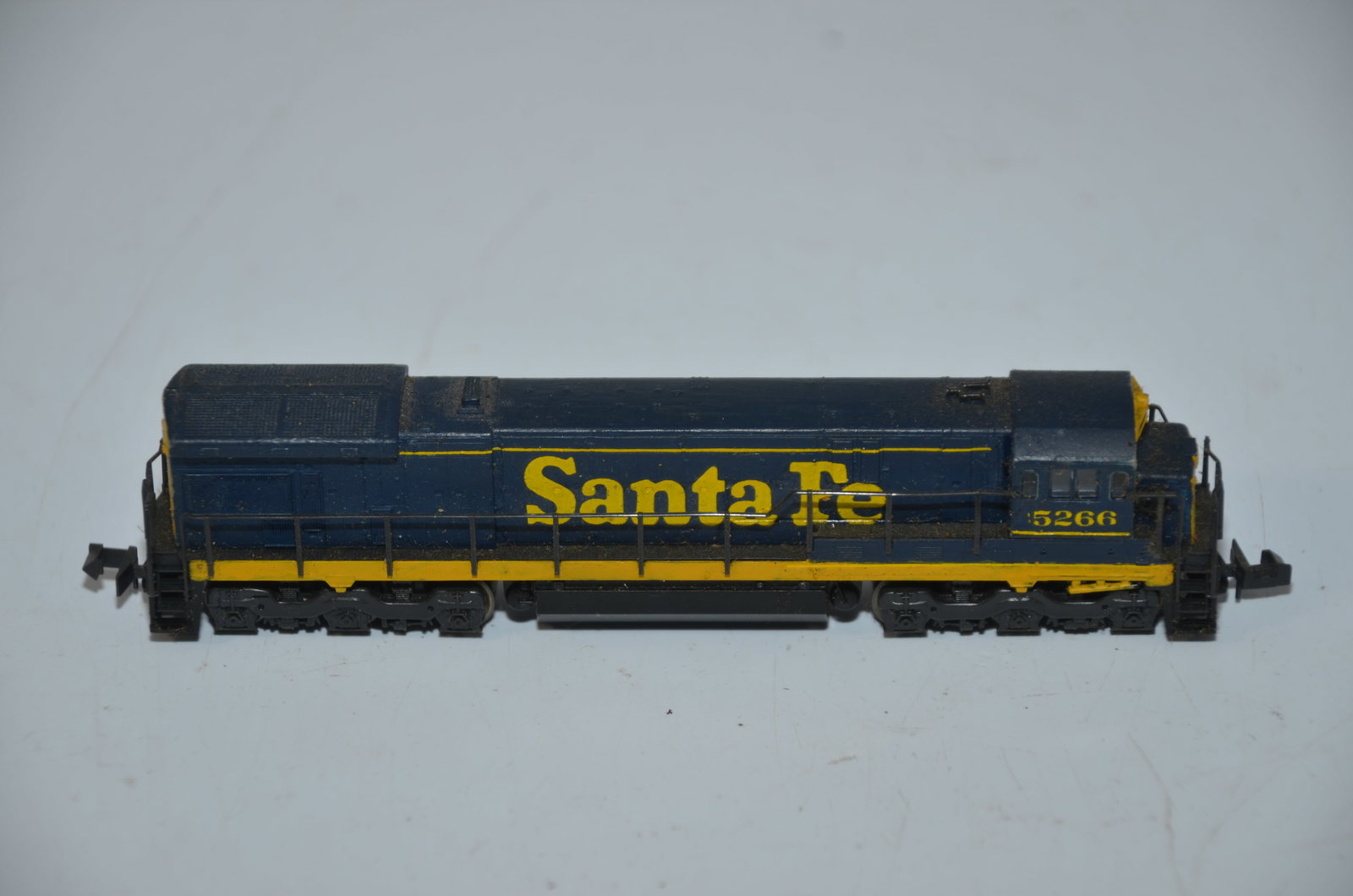 Santa Fe RR Diesel Locomotive #5266-Kato-N Scale: This is a Santa Fe Railroad diesel locomotive #5266 in N scale, made by Kato. Tested and runs well. Used, and comes in the original box.