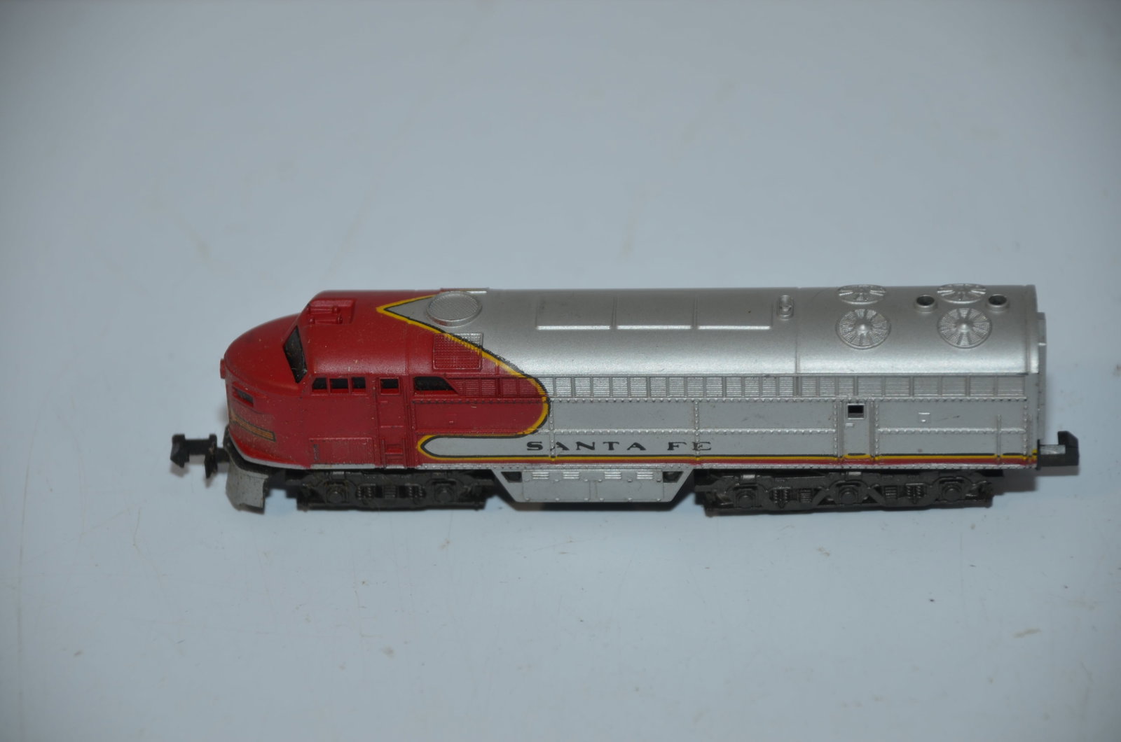 Santa Fe RR Fairbanks Morse C Liner Diesel Locomotive-Atlas-N Scale: This is a Santa Fe Railroad Fairbanks Morse C Liner warbonnet diesel locomotive in the red scheme in N scale, made by Atlas. Tested and runs well. Used, and comes in the original box.