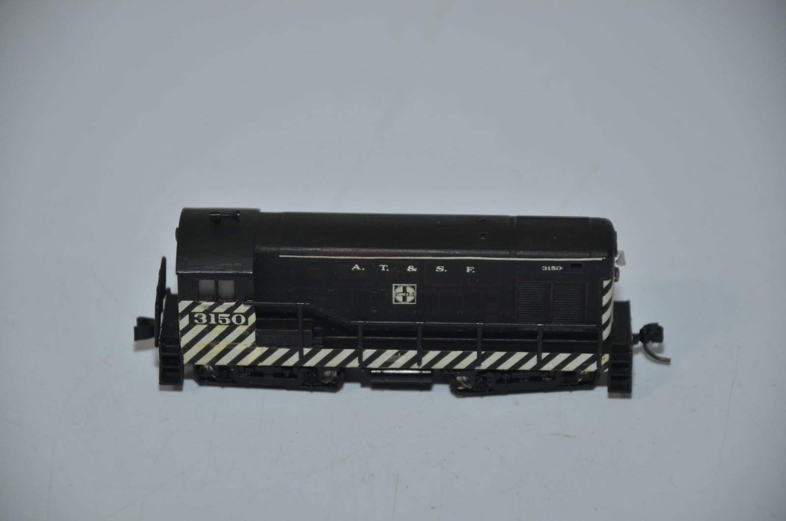 Santa Fe RR H-12-44 Diesel Locomotive #3150-Minitrix-N scale: This is a Santa Fe Railroad H-12-44 diesel locomotive #3150 in N scale, made by Minitrix. Tested and runs well. Used, and in the original box